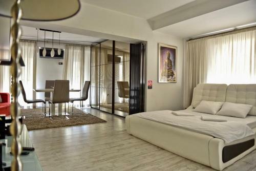 Eric Apartment 100