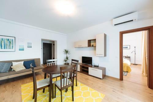 Sunny Muncii Apartment