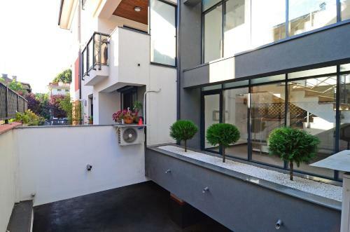 Luxury Apartment By The Park / Arch Of Triumph