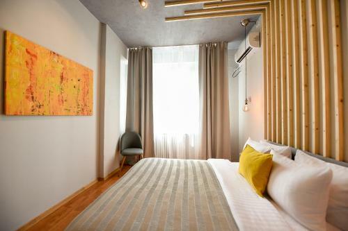 The Industrial. Huge Unirii Square Apartment