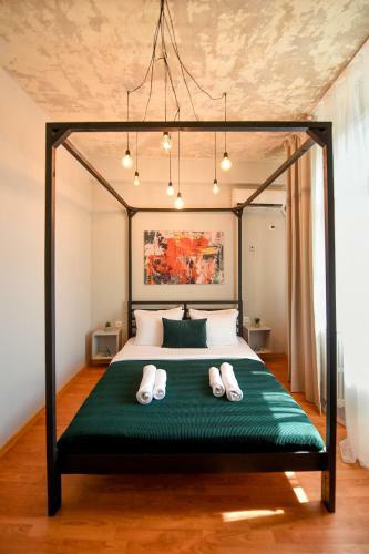The Industrial. Huge Unirii Square Apartment
