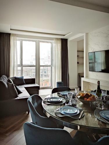 Modern Classic 2 Bedroom Apartment Near Most City