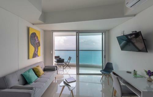 Stunning Highrise Seafront Apartment
