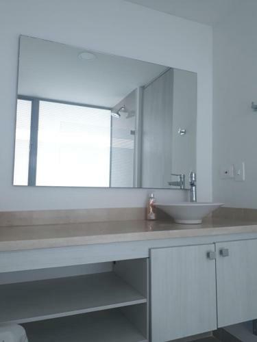 Cartagena, Apartamento En Edificio Con Salida A La Playa