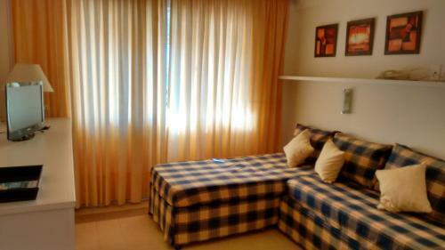 Apartamento Edificio Punta Del Este, Frente A Los Dedos Y Sobre Calle Gorlero
