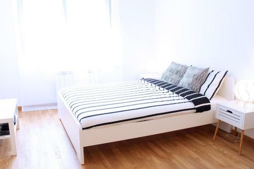 New Central Light Apartment With Private Parking
