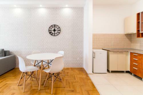 Grove Apartment + Free Parking