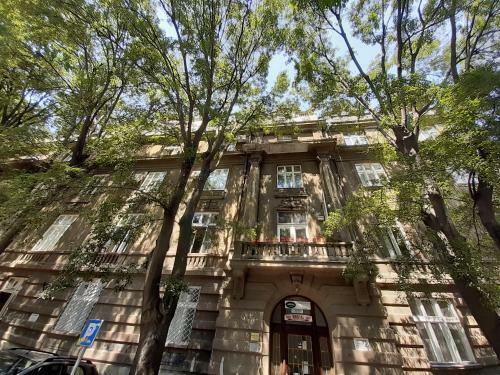 Downtown Apartment In Walk Zone With 3 Bedrooms And Garage