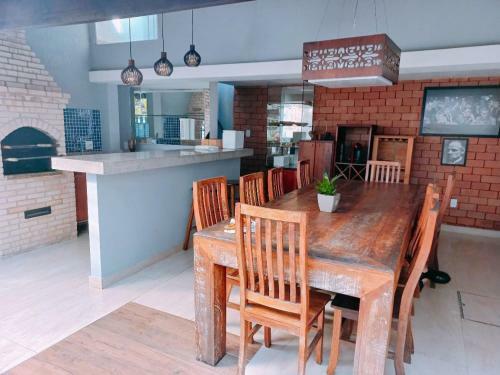 Casa 3 Suites Ar/piscina/churrasqueira