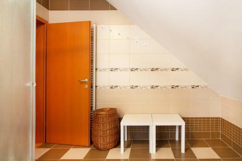 Room With Private Bathroom, Orchid Room