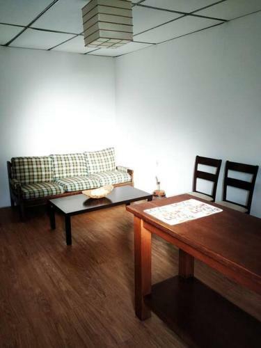 Apartamento Casa de Huespedes Al Fondo Con Cochera Techada