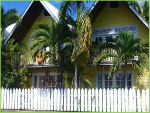 Yellow Houses Bocas Duplex