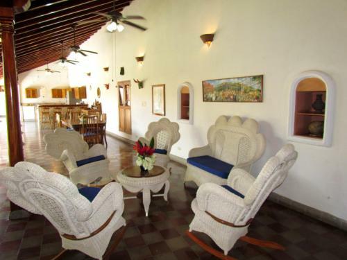 Casa Gallo-3 Bdrm Colonial W/ Pool