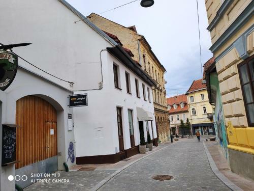 Hostal Aparthotel Cross Street 4