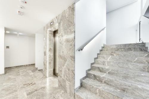 Central Apartment With Private Garage