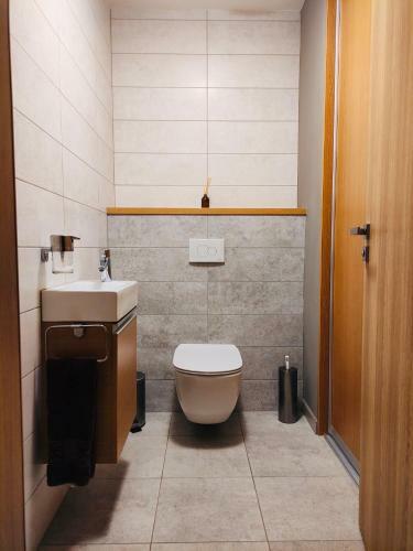 New Apartment With Private Parking, Tv & Internet
