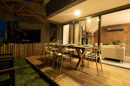 Casa Com Varanda E Piscina Privativa