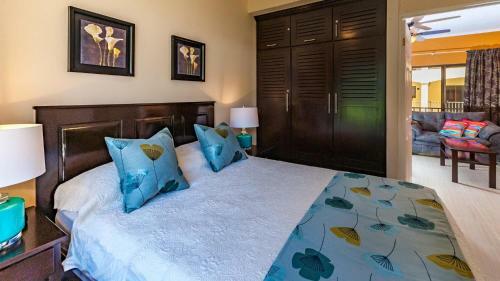 2-bedroom, 2-bath Condo Near Beach