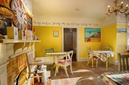 Bed & Breakfast Hooray Henrys