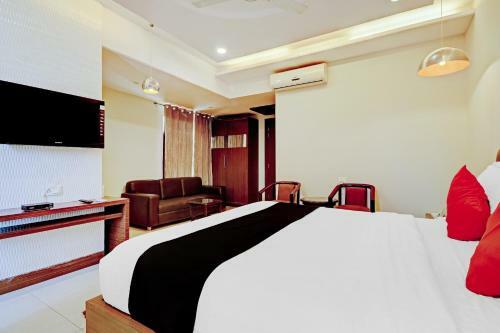 Hotel Capital O 81651 City Palace