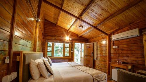 Hotel Brown Town Resort & Spa