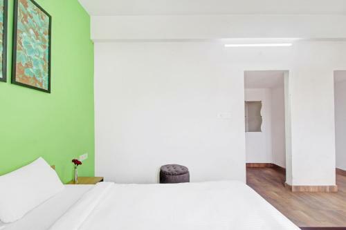 Hotel Collection O 81203 Shining Suites