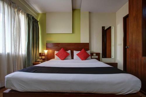 Hotel Vaccinated Staff- Capital O 62166 Raaga Grand