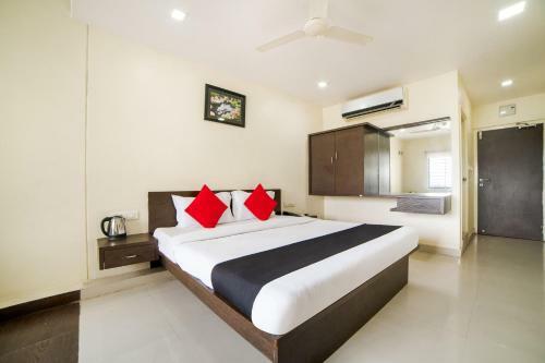 Hotel Vaccinated Staff- Capital O 62166 Raaga Grand