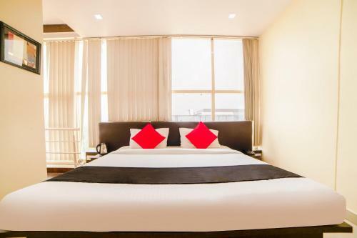 Hotel Vaccinated Staff- Capital O 62166 Raaga Grand
