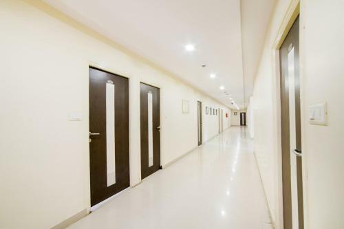 Hotel Vaccinated Staff- Capital O 62166 Raaga Grand