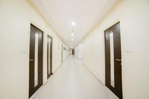 Hotel Vaccinated Staff- Capital O 62166 Raaga Grand