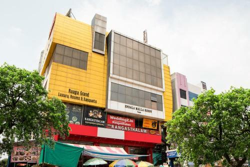 Hotel Vaccinated Staff- Capital O 62166 Raaga Grand