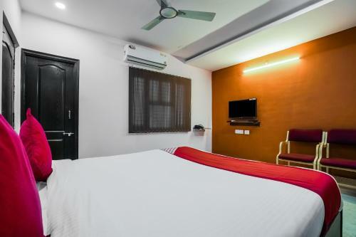 Hotel Vaccinated Staff - Oyo 13746 Mint Leaves