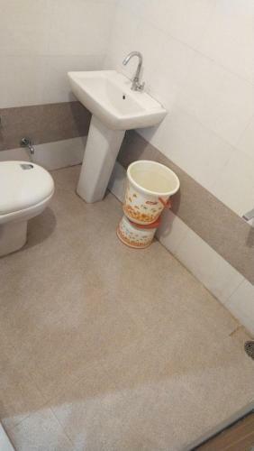 Hostal Rangbaari Stays & Cafe