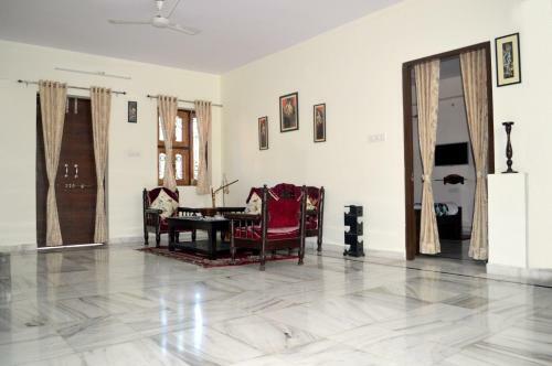 Hotelier Hosts - A Home Stay