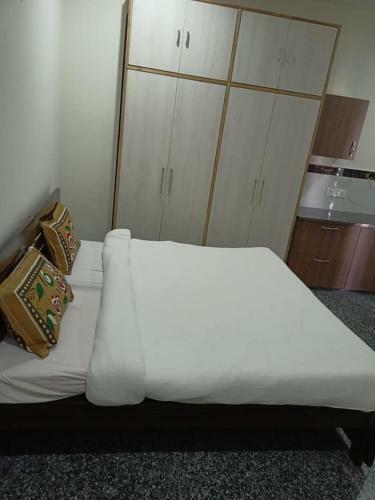 Hotel Oyo 82627 The Crown
