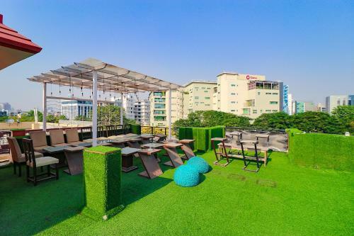 Fabhotel Palm Court