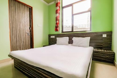 Oyo Flagship 46243 Bmb Hotel