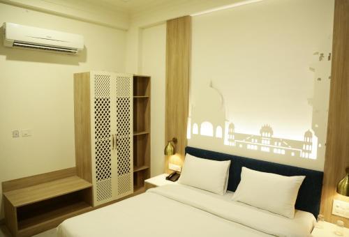Hotel Ratangarh Palace