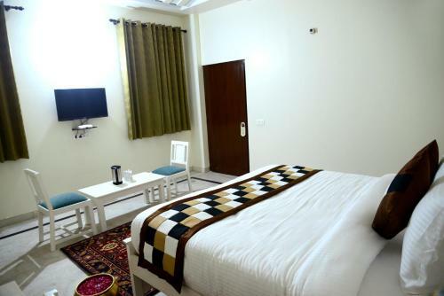 Hotel Dior -near Jal Mahal