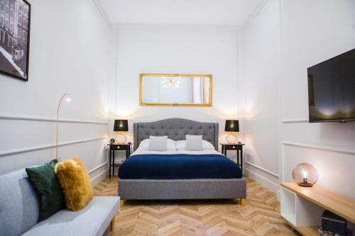 Gold Apartment
