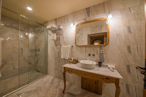 Hotel Luxury Cratus Stone Palace