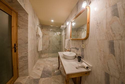 Hotel Luxury Cratus Stone Palace