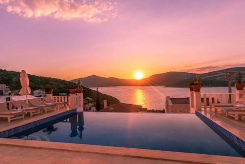 Ketchy Villa , Sleeps 14 , Infinity Pool , Wifi , Sunset