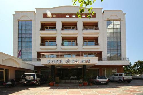 Lavi Hotel Shree Palace - Near Railway Station