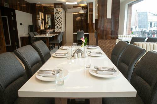 Hotel Crescent International