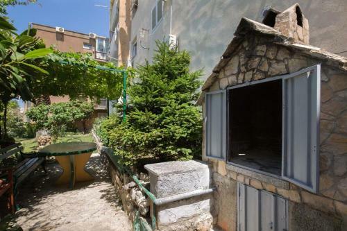 Apartments With A Parking Space Makarska - 17072