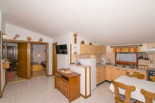 Apartment Liljana With Shared Swimming Pool