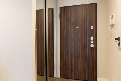 Apartlogy Aura2 78 - Experience Intelligent Living While Travelling
