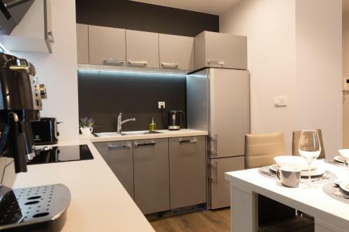 Apartlogy Aura2 78 - Experience Intelligent Living While Travelling